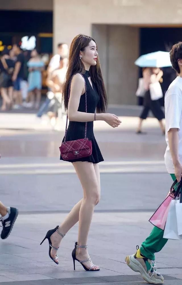 搭配|街拍小姐姐白色短袖搭配牛仔半裙,简约大方很显青春活力的气息