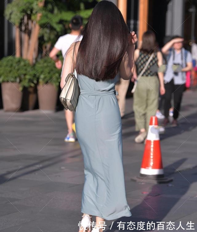 肩带 雾霾蓝吊带连衣裙搭配亮黄色手提袋,亮丽多彩,对比色更显优雅!
