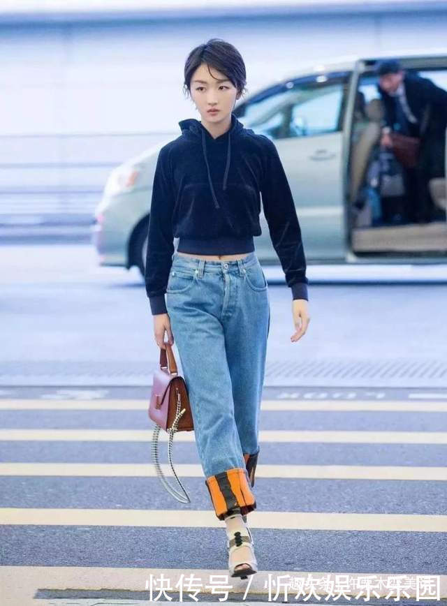 女人过了40岁尽量别穿卫衣配阔腿裤,推荐孟晚舟5套搭配,真优雅
