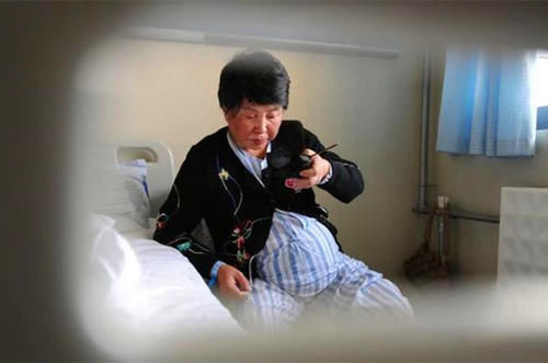 孩子|60岁高龄的失独母亲,拼命生下双胞胎,自私还是另有隐情?