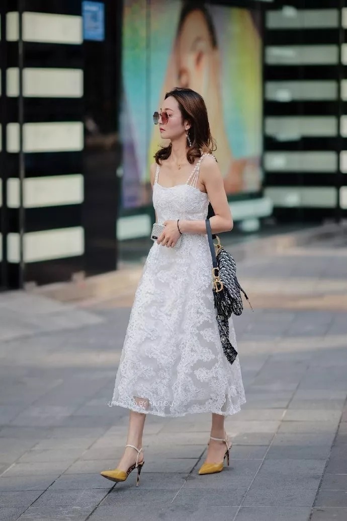 高跟鞋搭配出街,塑造女性都市般的时尚