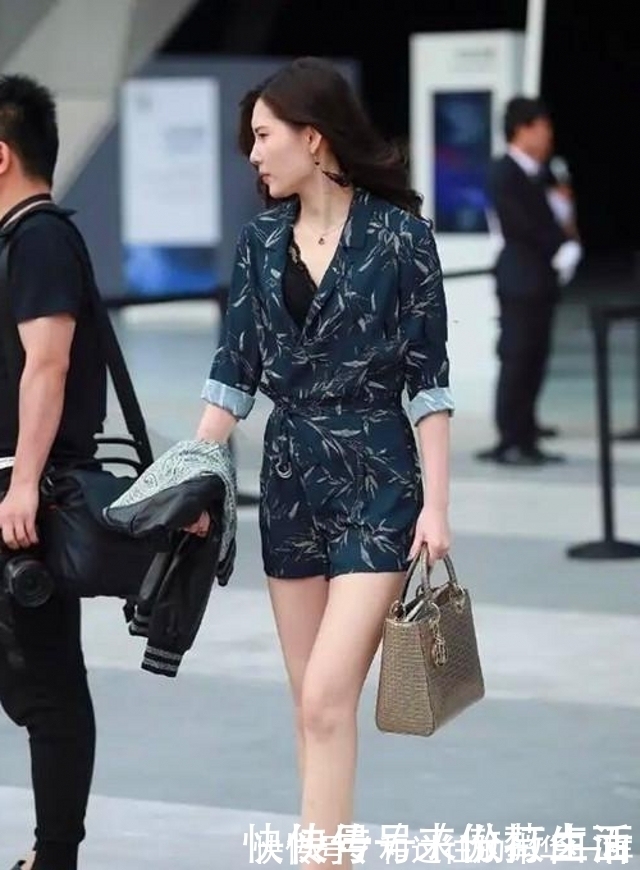 时尚范|路人街拍,小姐姐一字肩和牛仔热裤搭配,充满时尚范