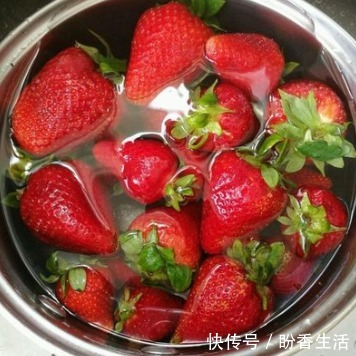 加盐|洗草莓时,只会加盐就错了!教你一招,快速洗净草莓,吃着更放心