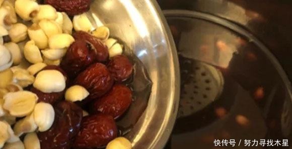 黑豆|女生經(jīng)常熬夜別忘多喝這粥,用這幾樣食材簡(jiǎn)單熬一鍋,滋補(bǔ)又養(yǎng)發(fā)!