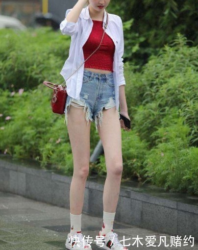 街拍:金色花纹热裤,搭配金色松糕鞋,显高显瘦,女人味十足