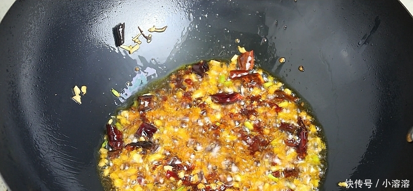 2盒豆腐,1勺淀粉,这个做法百吃不厌,出锅那一刻口水留下来