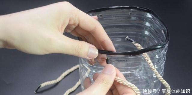 妙用|空油桶上穿2根绳子,太聪明了,解决了困扰大家的一大难题,真棒!