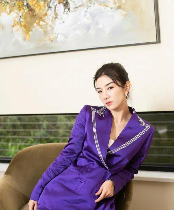 气质 真会扮嫩,白卫衣搭紫色羽绒服保暖又可爱,个性小帽时髦减龄