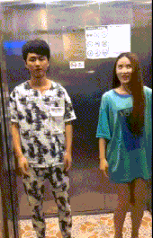 |搞笑GIF:当时就吓懵了 不是说好的只是洗澡吗