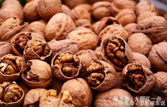 果肉|买核桃就要挑“母”的,果肉厚不发苦,学会这3个招,一挑一个准