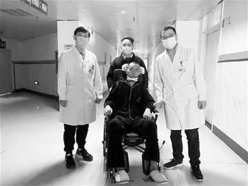 胸部|小伙从树上跌落高位截瘫精湛医术使患者重新健康