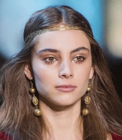 外套太多看得眼花缭乱，今年“牛仔外套”潮流来袭，谁穿谁好看