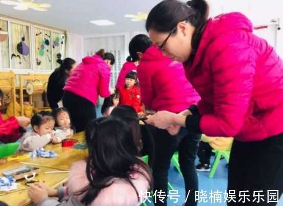 孩子|幼儿园老师给孩子扎头发,宝妈看后心疼不已,老师:要么直接剪短