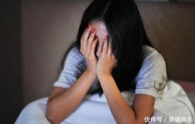 美女大学生跑操时“昏倒”，同学们赶快送诊，母亲很难没脸见人了