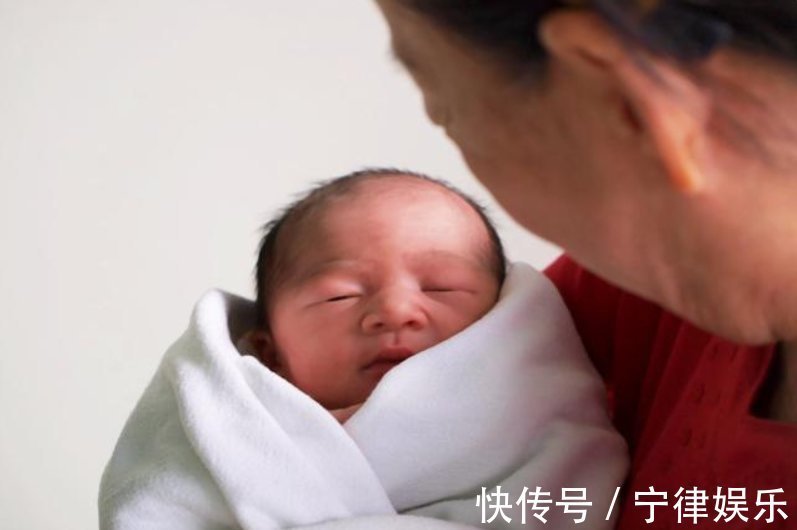 养老院|70岁老人埋怨儿媳不孝顺,含泪哭诉,儿媳回怼:月子仇我记一辈子