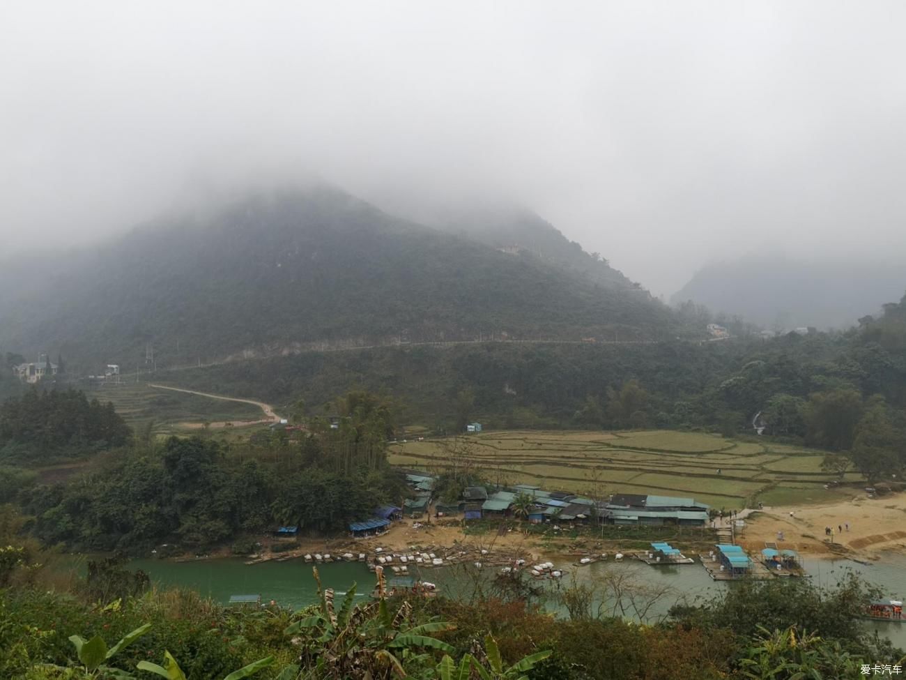 德天大瀑布好壮观，青山碧水的的自然风光无限美好！