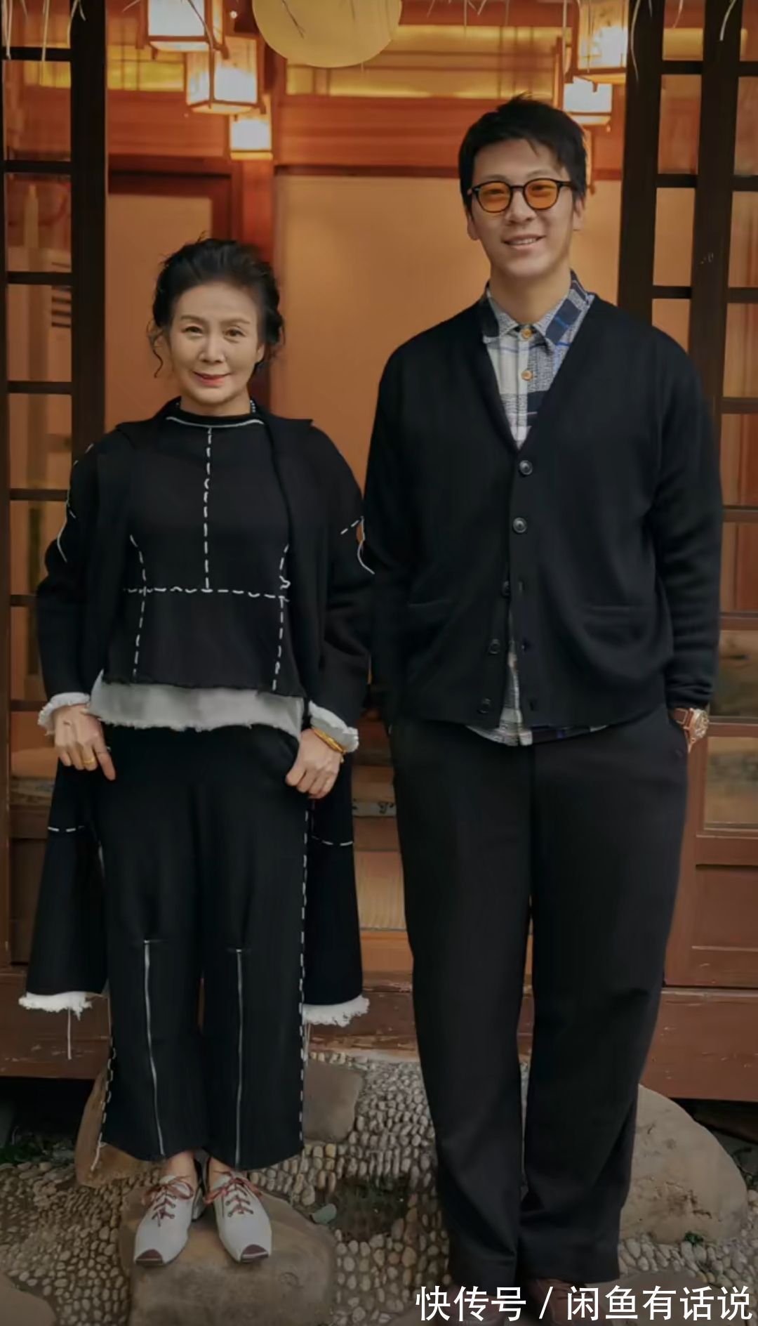 惊艳 65岁阿姨才不扮嫩,和1米9儿子穿亲子装出游太惊艳,我也不怕老了