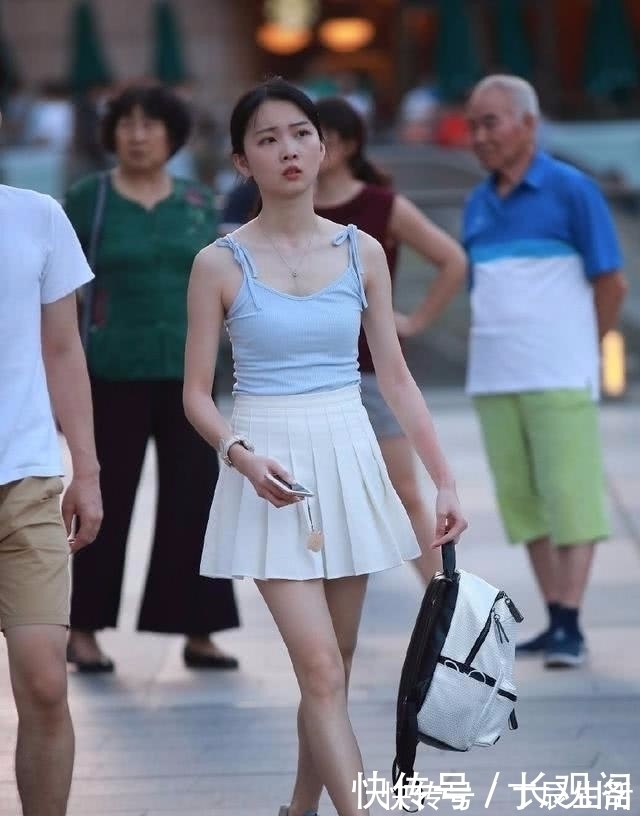 街拍|街拍:高挑乖巧可人的妹子,走心搭配时尚感十足很有看头!