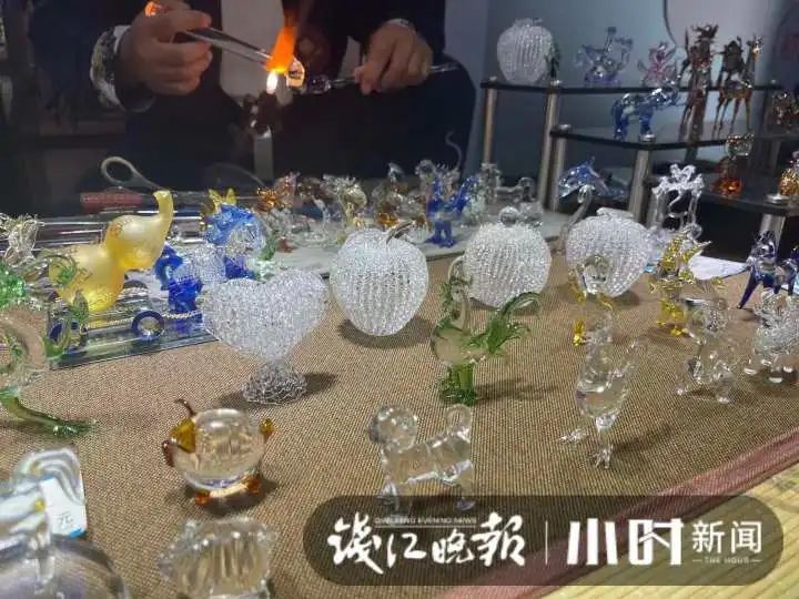 美院|夜市里，戴墨镜的小伙“妙手生花”，还每天“撒狗粮”