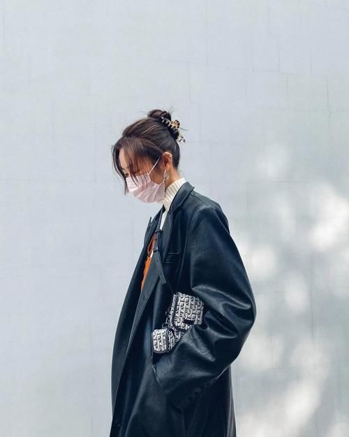 刘雯的“风衣＋毛衣”火了，时髦气质又高级，不学可惜