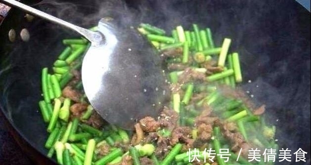 炒蒜苔时,直接下锅炒是大错特错,学会如此做,蒜薹又鲜嫩又好吃