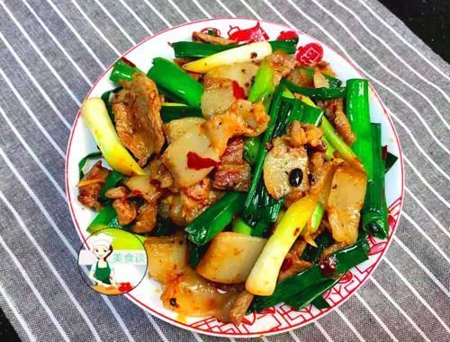入冬后,最馋这道菜,比回锅肉还香,每回炒一盘,一锅米饭不够吃