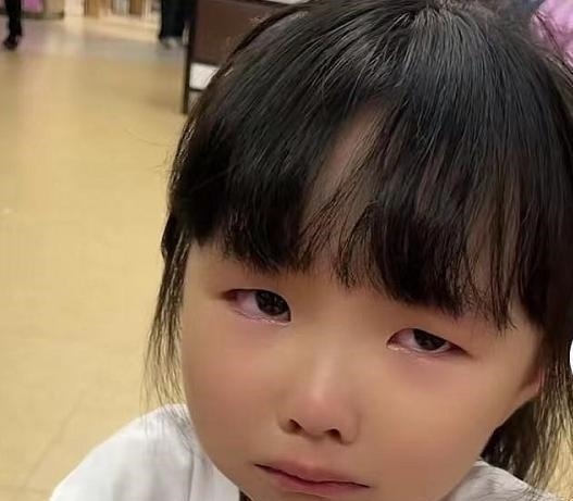 快乐的童年|悦悦因想念许敏委屈大哭,田静一旁耐心安慰,孩子的感情最真实