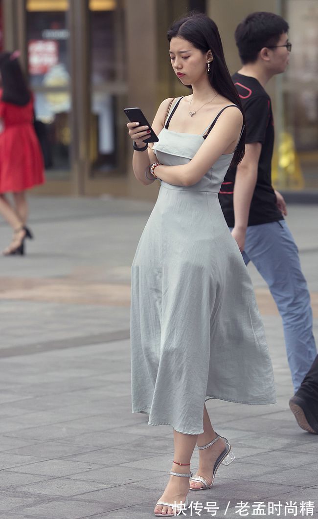 小姐姐|街拍:连衣裙搭配一字带凉鞋,凸显女性的淑女气质