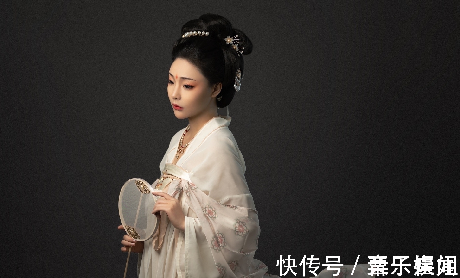 北雁@七律·赏秋·八首:依依别夏悄回望,金菊萦篱笑粲然