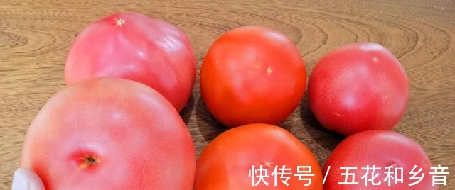 买西红柿要挑母的,老菜农教我一招看顶部一眼能辨别,真实用!