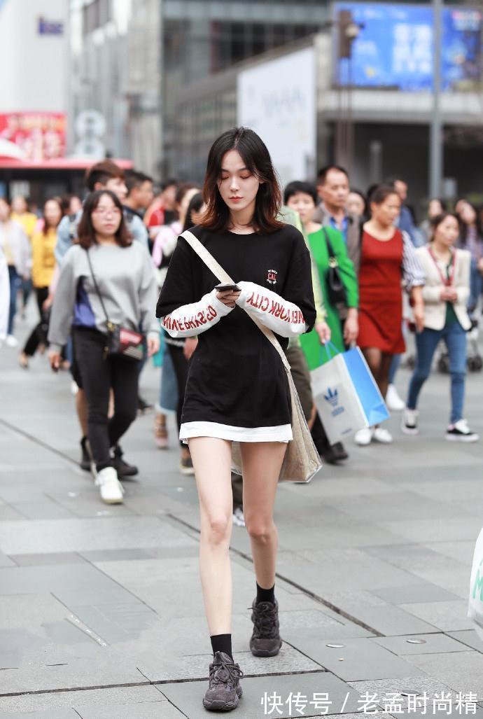 性感|街拍:性感少妇宝蓝色紧身裙配黑丝,性感诱惑,浓浓女人味!