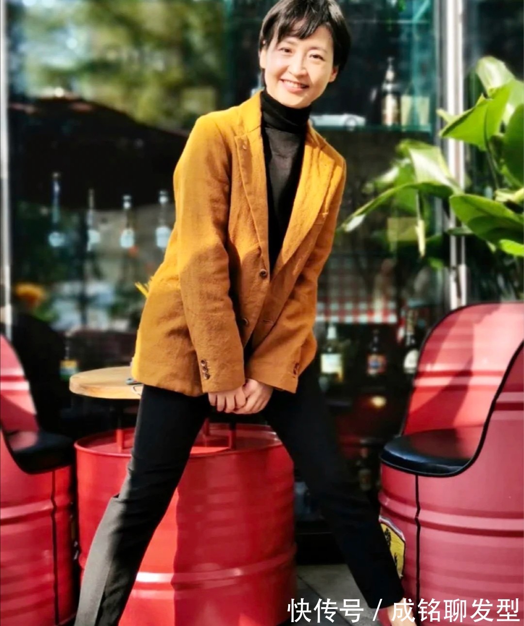 时尚|五十岁的女人别乱穿,这几位姐姐的简约风穿搭,时尚大气又显年轻