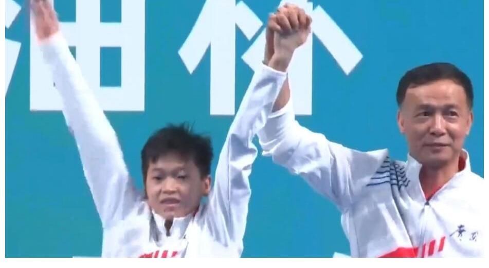何威仪|冠亚季军合影全红婵又是C位!高举双手接受喝彩,陈芋汐很淡定