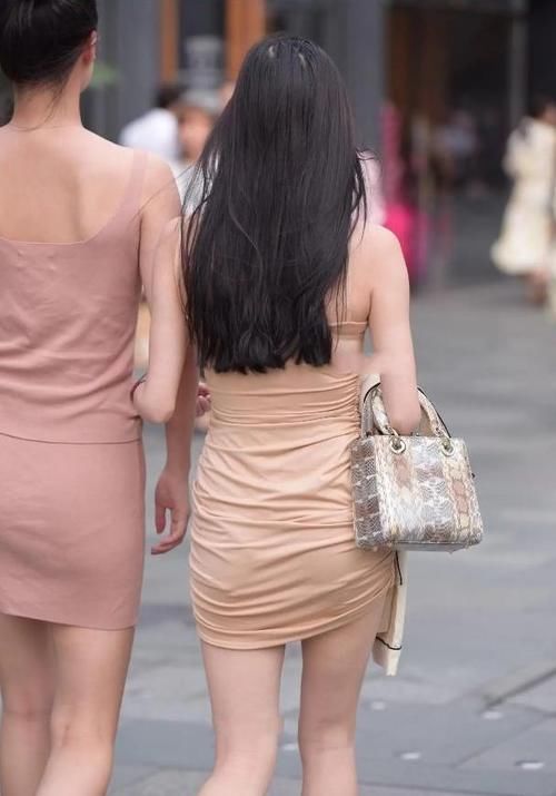 清纯女神穿吊带包臀裙，知性大方有魅力，窈窕身姿不输小姑娘