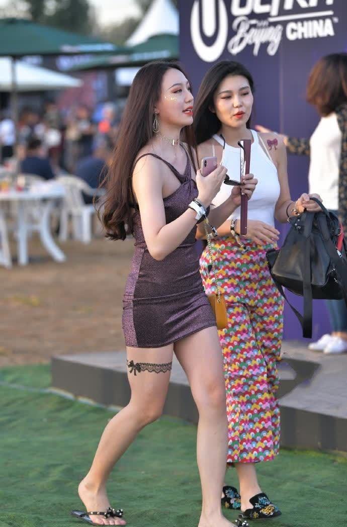 吊带裙|超甜小仙女, 紧身吊带裙穿着太显气质美, 看一眼便心动了