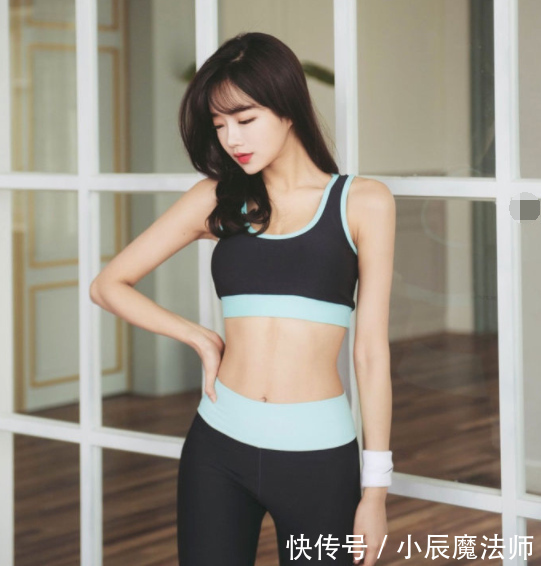 小姐姐爱穿紧身打底裤,展露傲人曲线身姿,增添个性时尚感