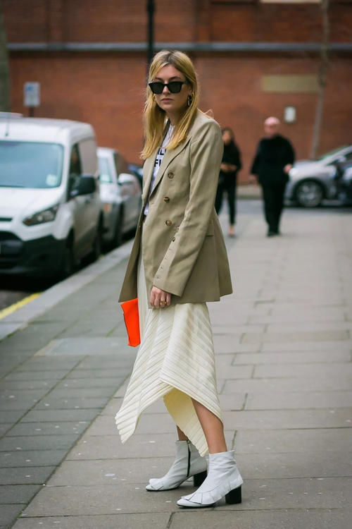 马丁靴算什么？今春大火的是“白板靴”，增高又拉腿，咋穿都时髦