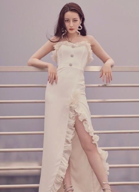 高跟鞋 热巴的脚有多小看清她穿高跟鞋时的大脚趾头,真的尽力了