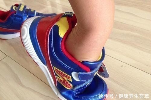 码数|5岁女孩“双脚变形”,因长期穿这种鞋,家长请及时收手!