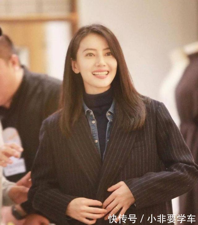 毛衣 大衣里面搭什么不如学学这4种叠穿方法，承包你的秋冬时髦感！