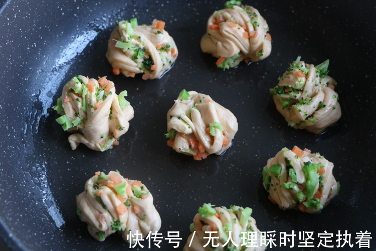 酥脆|冬天给女儿做了这早餐，松软酥脆，上桌就吃3个，隔三差五做一锅