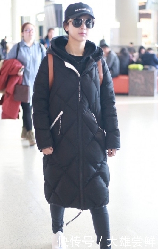 穿出|冬季想穿出时髦感,让卫衣拯救羽绒服,温暖又减龄