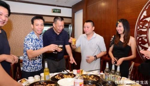 女儿|父母带2岁女儿去寺庙进香，在门口被一老和尚拦下：孩子别进