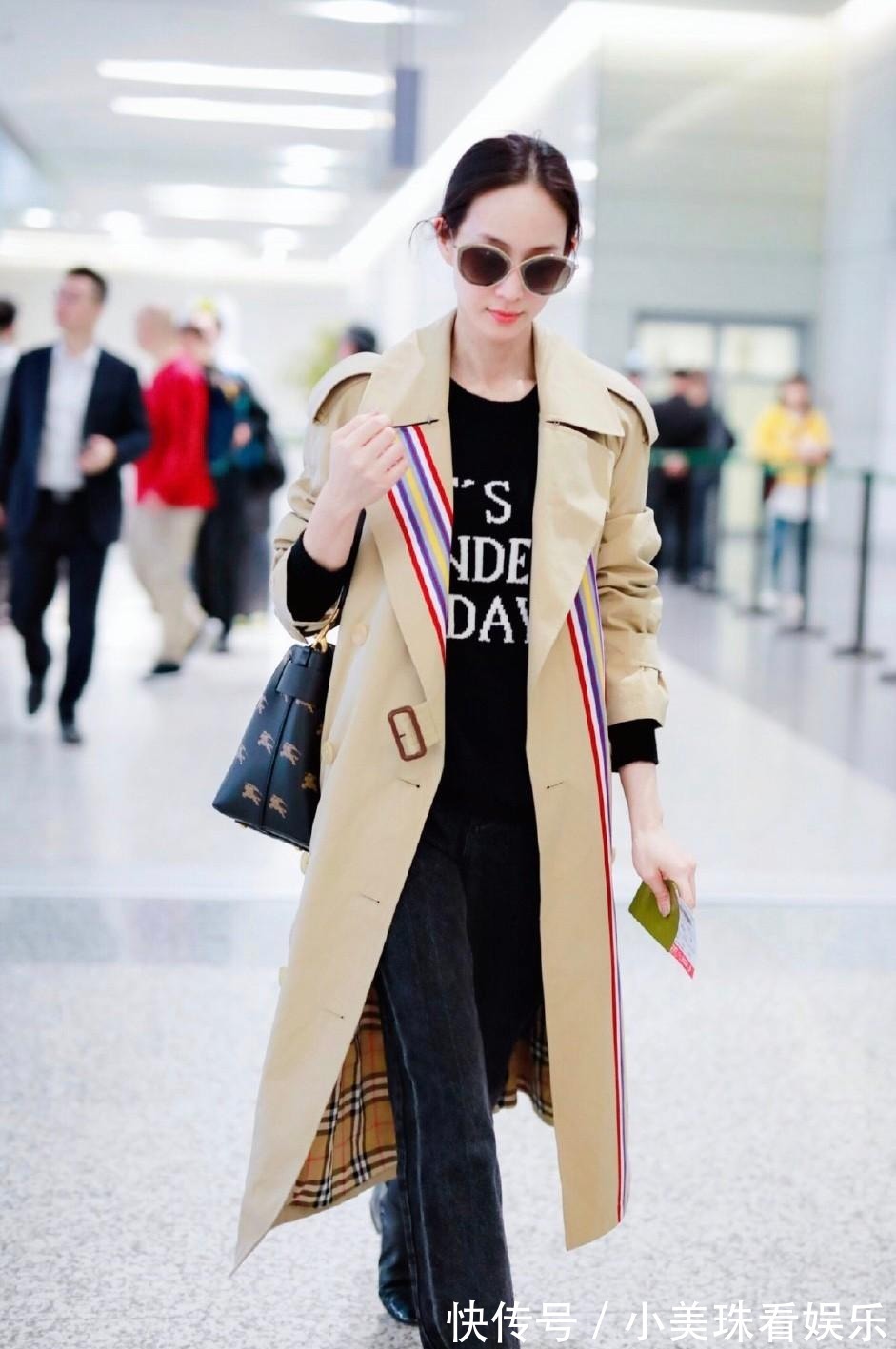 高跟鞋 今秋火了一种穿搭,叫“风衣+烟管裤”,时髦显瘦,谁穿谁美