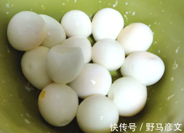 小馋猫|鹌鹑蛋和它一起炖，视力变清晰了，嘴巴不臭了，体重悄悄变2位数