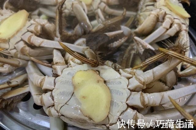 蒸螃蟹，冷水蒸还是热水蒸很多人做错，难怪掉蟹腿流蟹黄，还腥