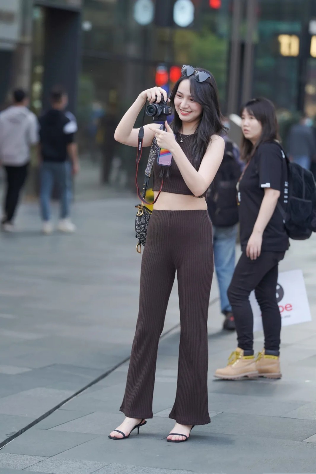 紧身裤 格外养眼又御姐范十足的穿搭,充满活力和魅力,散发出耀眼的光芒