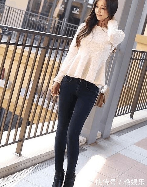 时尚 气质美女搭配紧身牛仔裤,秀出一双大长腿,魅力十足!