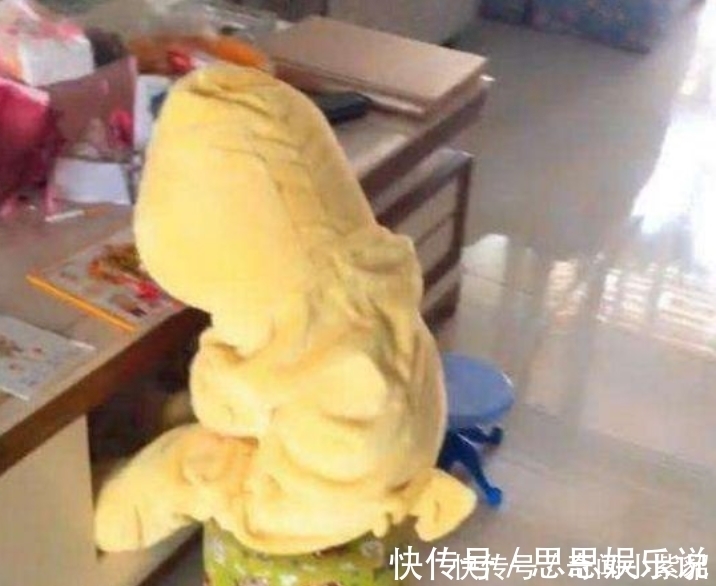 妈妈|妈妈发现儿子反常的坐着看书,走过去细看,接着哈哈笑不停