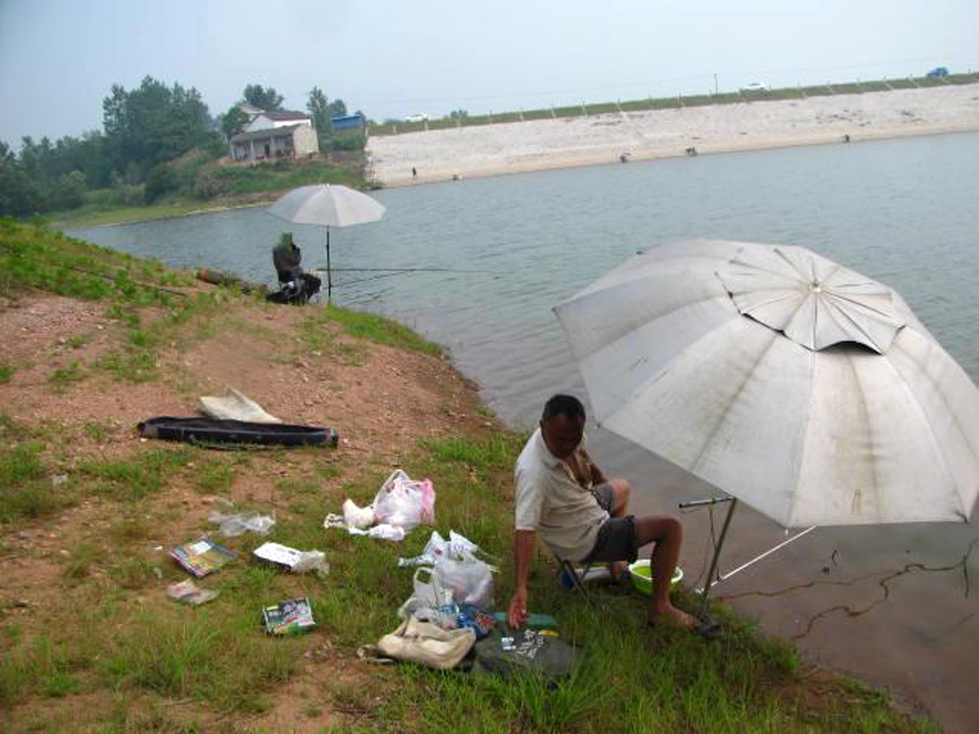 用起来简单，也就三招，老大爷传授的“臭谷子”钓法，专攻大鲤鱼